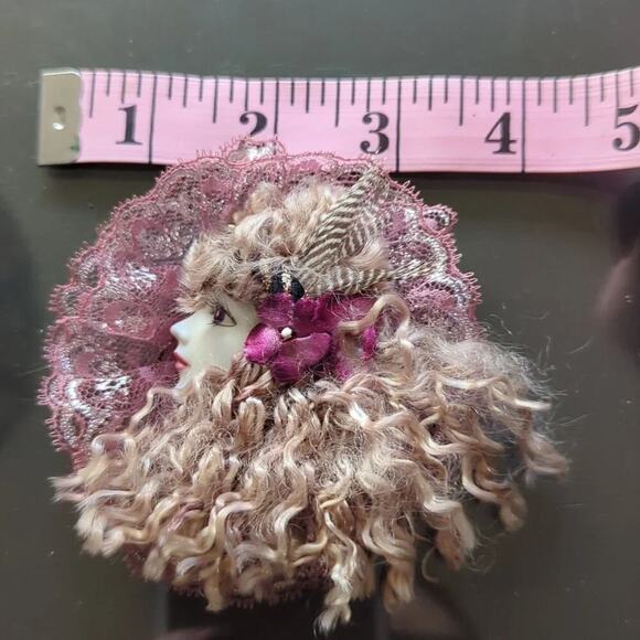 Vintage Lady Face Pin Brooch Feathers Flower Mauve Lace - Picture 6 of 6